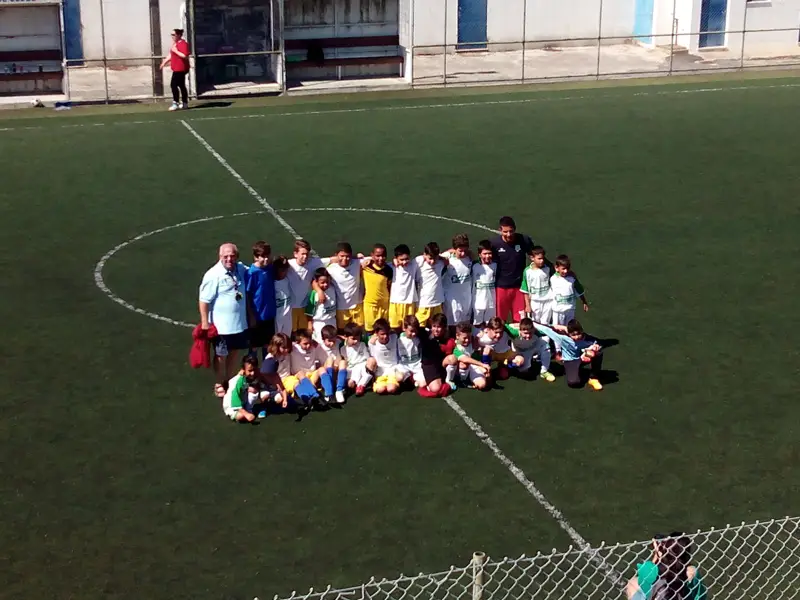 Equipa de formação no relvado sintético